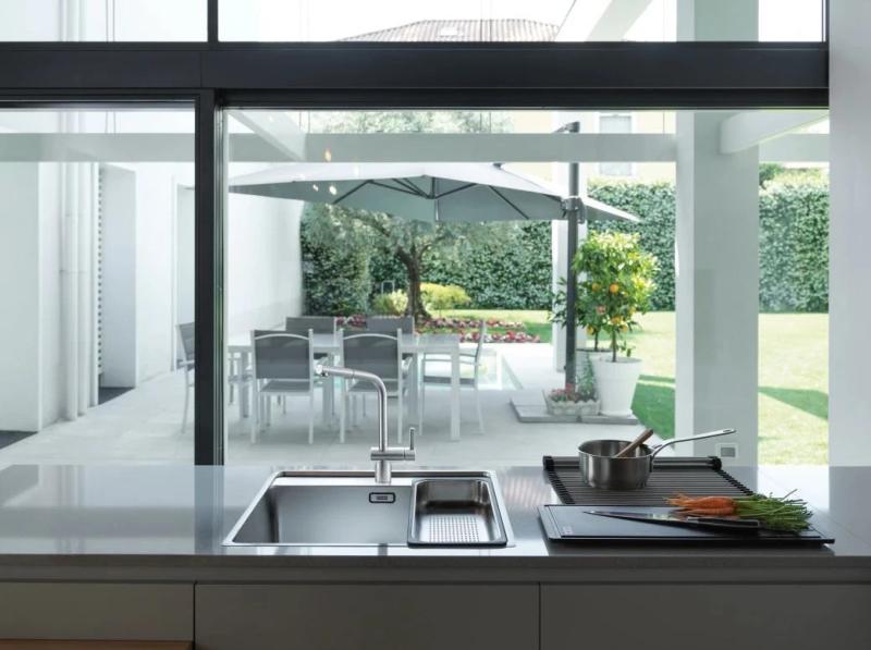 Robinetterie de cuisine en inox brossé Franke Atlas Neo avec bec extractible inox 115.0521.438