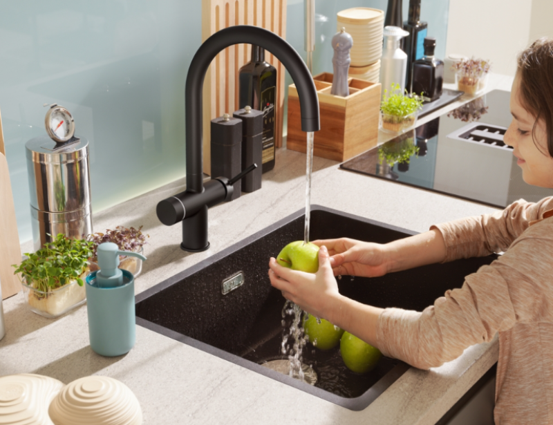 Franke Maris water hub chaudière 4L 3-en-1 avec robinet d'eau bouillante électronique tactile noir mat 160.0702.518