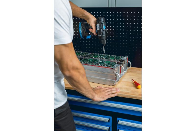 Perceuse sans fil HÖGERT 18V, ensemble avec batterie, chargeur, porte-embouts, et magasin de forets.
