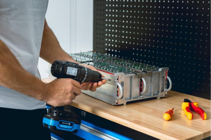 Perceuse sans fil HÖGERT 18V, ensemble avec batterie, chargeur, porte-embouts, et magasin de forets.