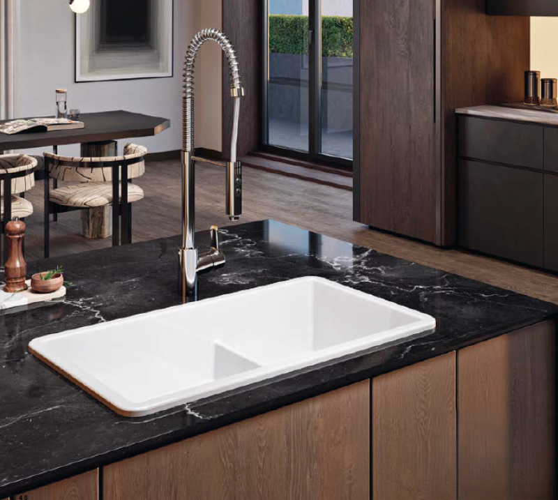 Ausmann Ceramic Ember Évier de cuisine en céramique blanc une et demie à encastrer et sous-meuble 733 x 401 mm avec bouchons noirs 1208971521